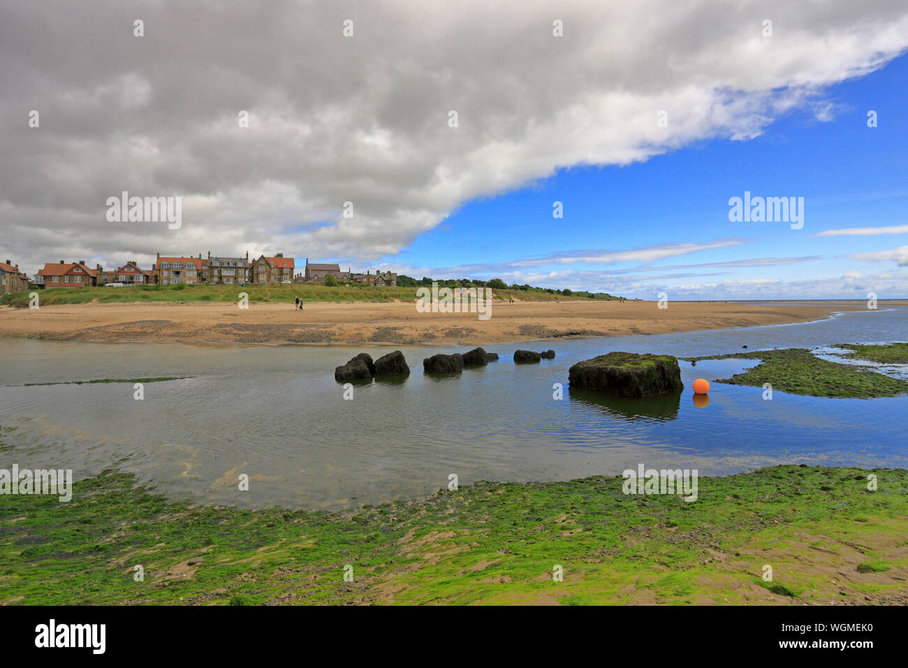 Resti della parola guerra due anti-blocchi del serbatoio a bassa marea, Alnmouth, Northumberland, Inghilterra, Regno Unito. Foto Stock