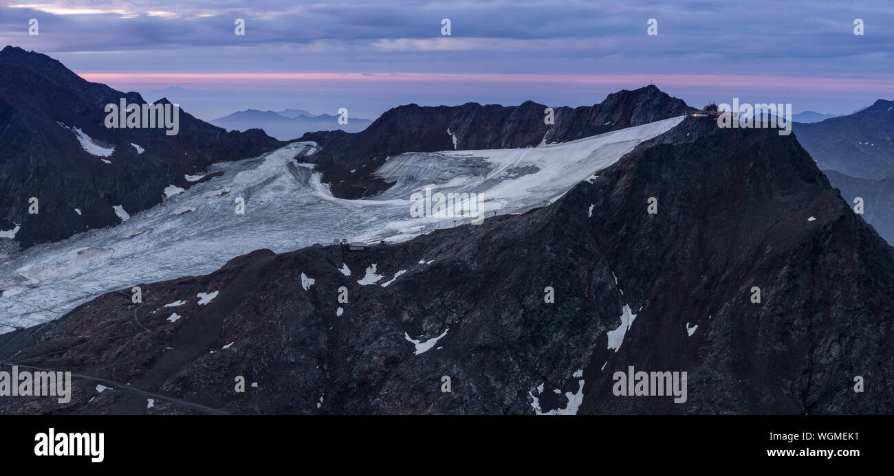 Panorama di sunrise sopra i ghiacciai nelle Alpi europee Foto Stock