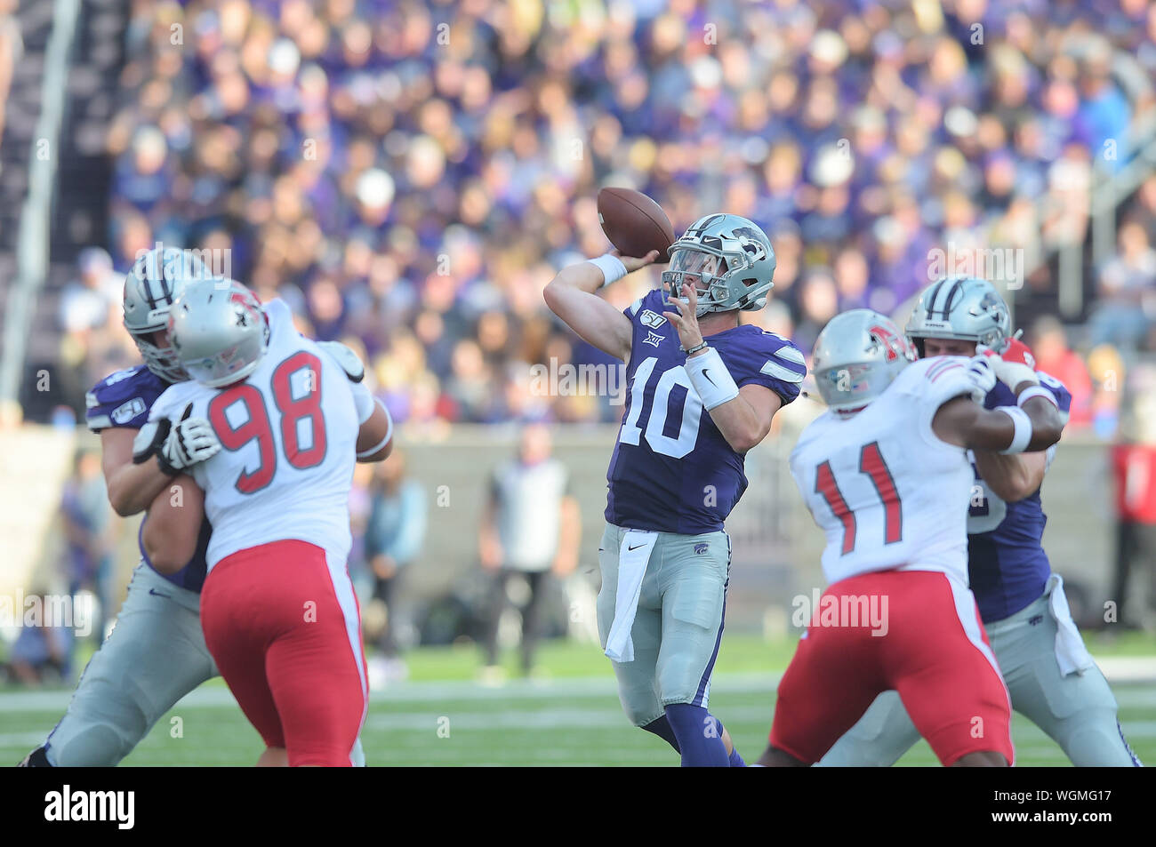 Agosto 31, 2019 :Kansas State Wildcats quarterback Skylar Thompson (10) Butta dalla tasca durante il NCAA Football gioco tra il Nicholls State University colonnelli e il Kansas State Wildcats al Bill Snyder famiglia Stadium di Manhattan, Kansas. Kendall Shaw/CSM Foto Stock