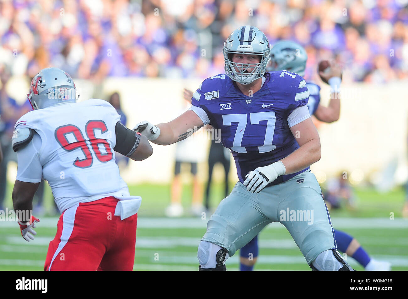 Agosto 31, 2019 : Kansas State Wildcats offensive lineman Nick Kaltmayer (77) protegge la tasca durante il NCAA Football gioco tra il Nicholls State University colonnelli e il Kansas State Wildcats al Bill Snyder famiglia Stadium di Manhattan, Kansas. Kendall Shaw/CSM Foto Stock