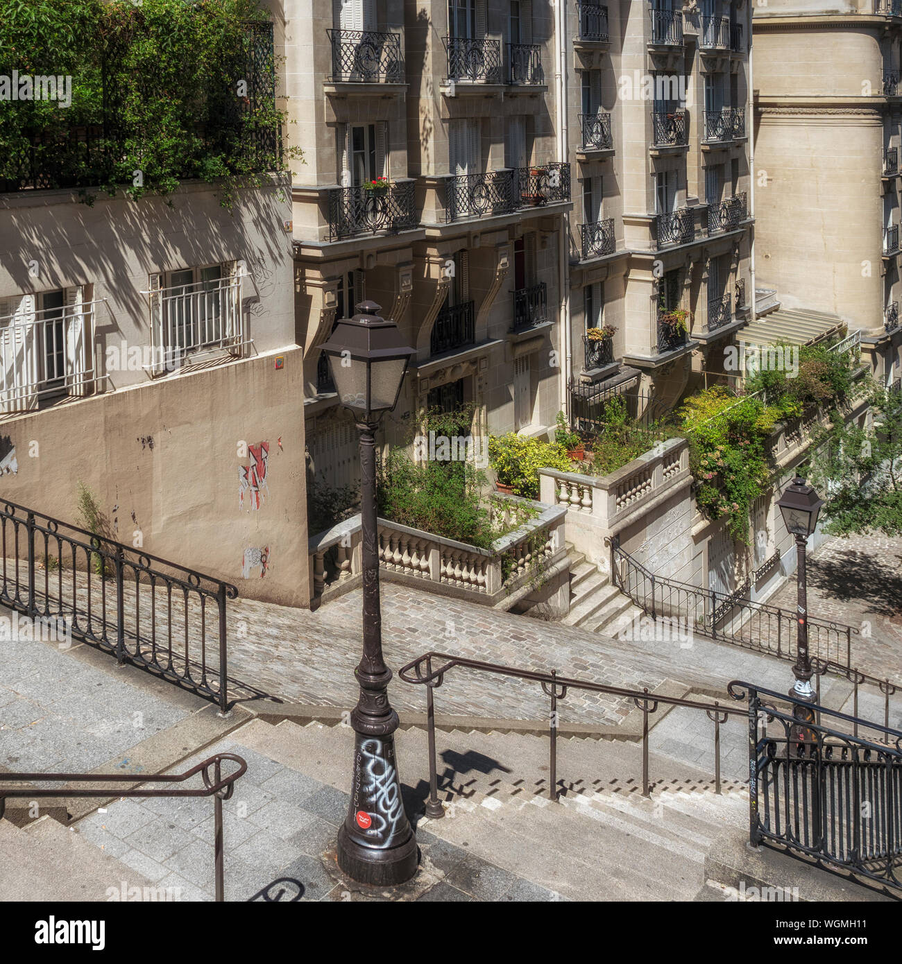 PARIGI, FRANCIA - 04 AGOSTO 2018: Vista lungo i gradini di Rue du Mont Cenis Scale a Montmartre Foto Stock