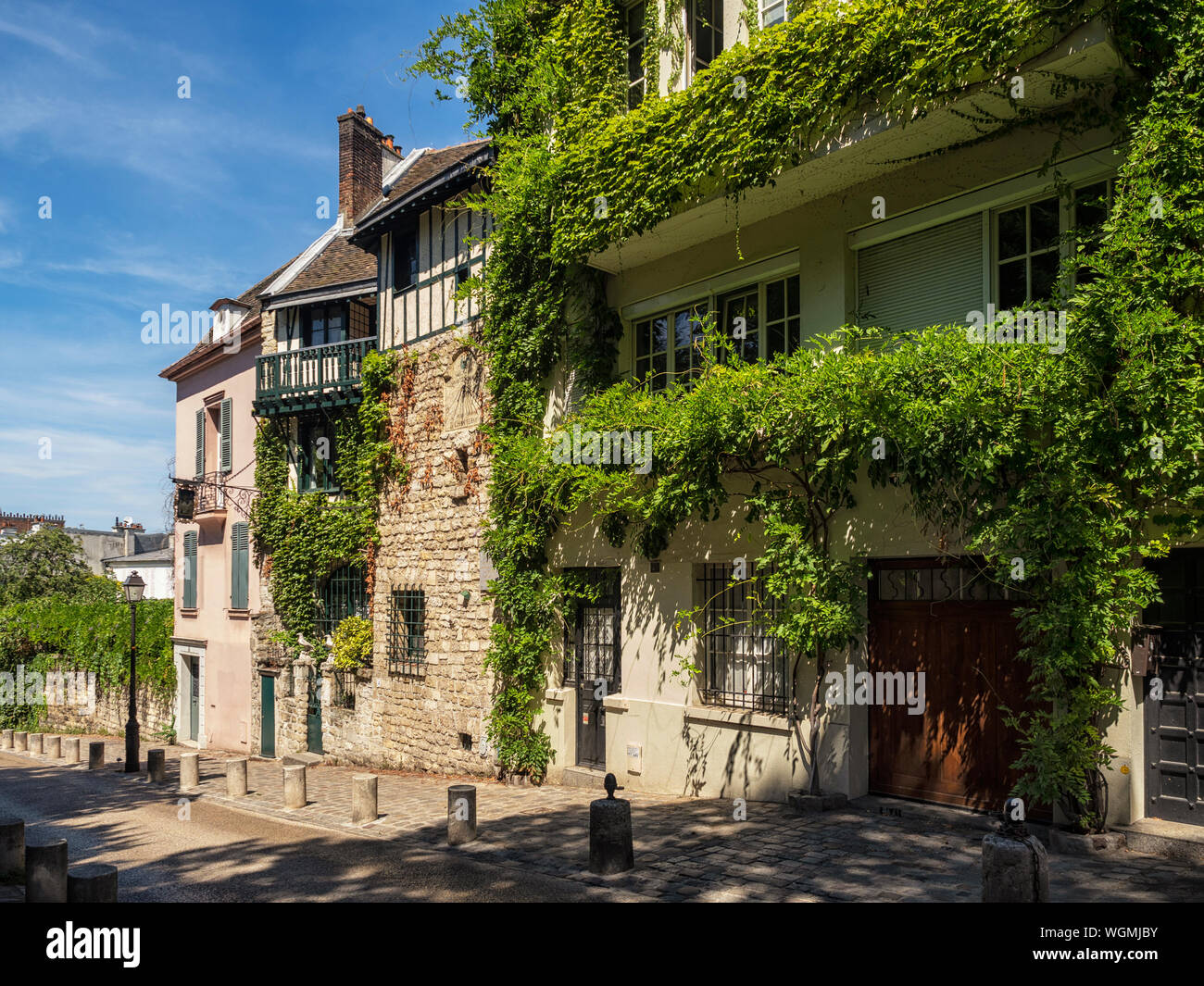 PARIGI, FRANCIA - 04 AGOSTO 2018: Graziosa strada tipica della zona di Montmartre - Rue de l'Abreuvoir Foto Stock