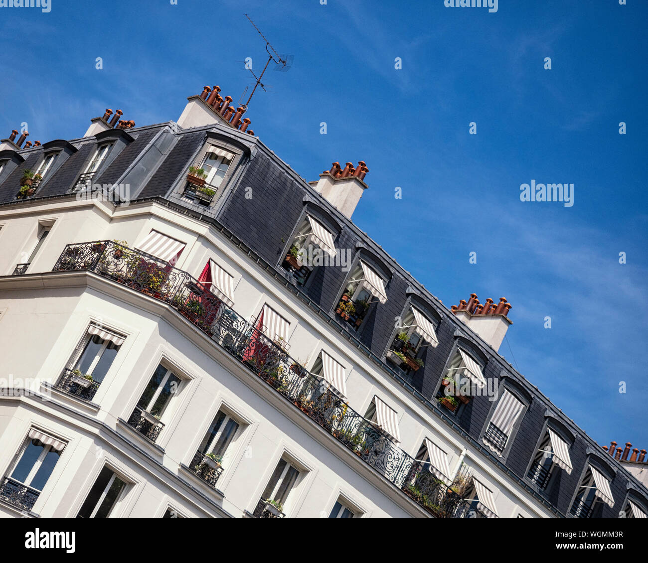 PARIGI, FRANCIA - 04 AGOSTO 2018: Tende e balconi in un edificio residenziale francese in estate Foto Stock