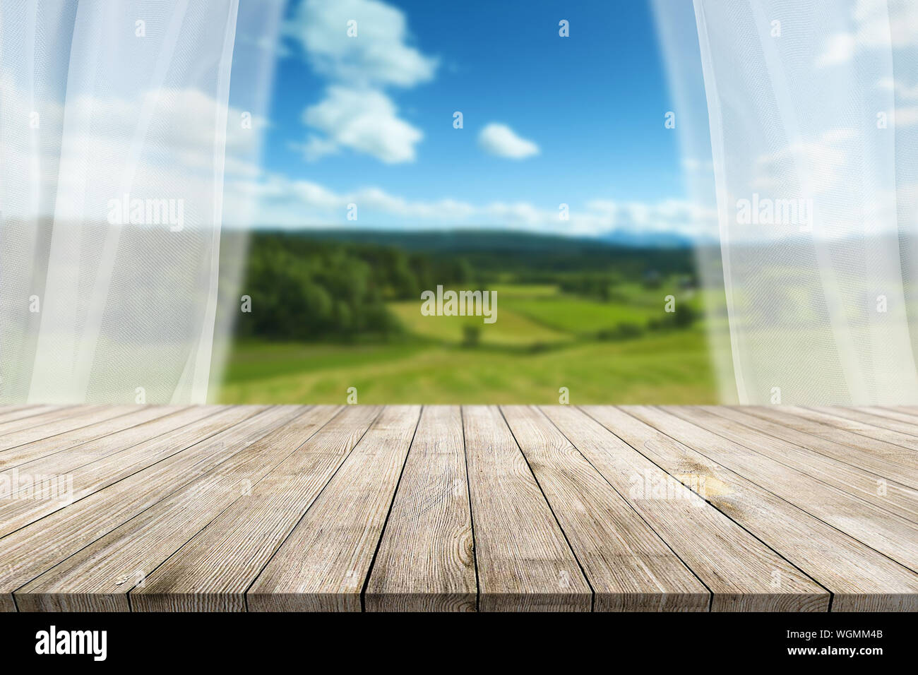 Scrivania in legno su blur o astratto sfondo naturale Foto Stock