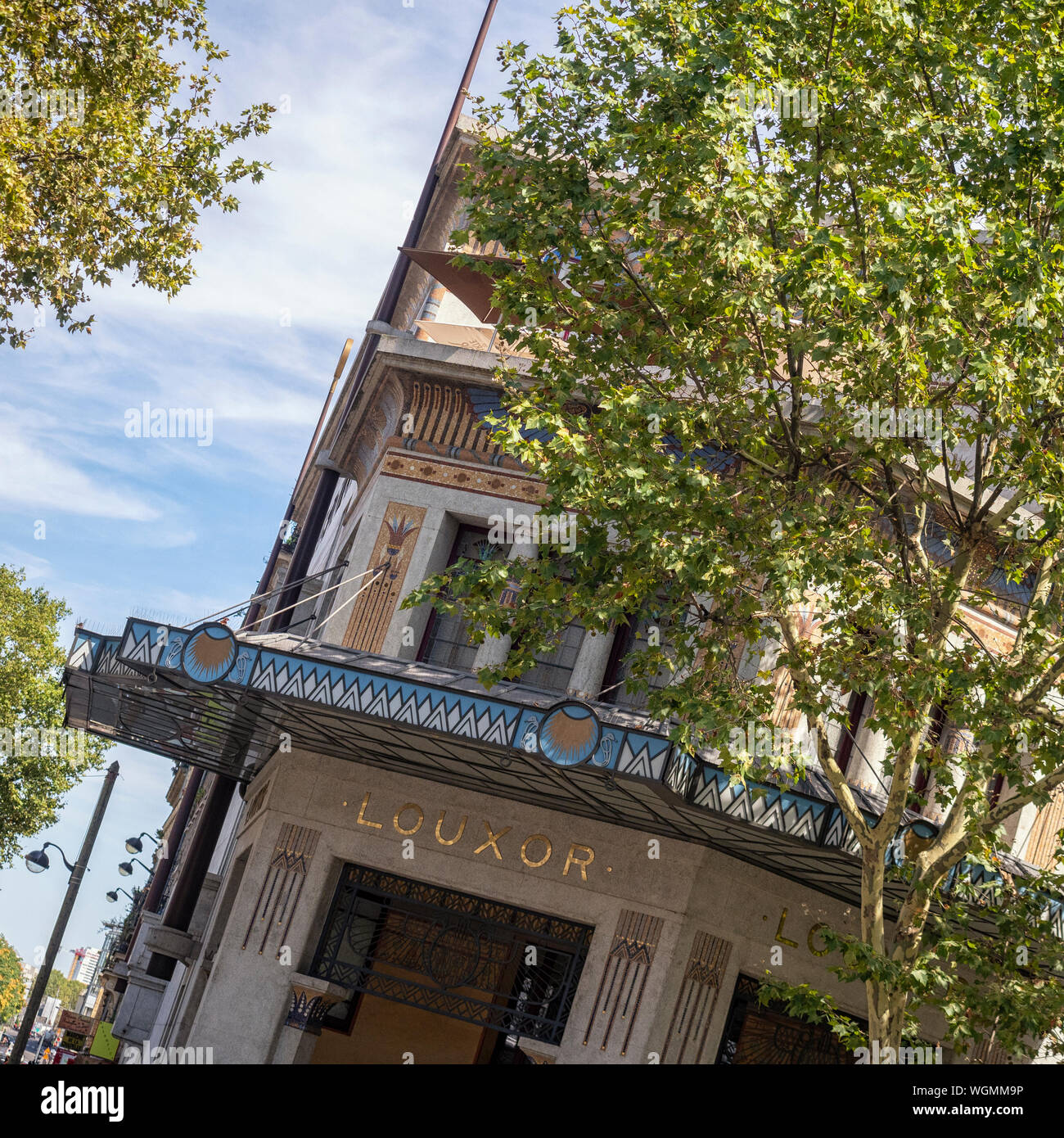 PARIGI, FRANCIA - 04 AGOSTO 2018: Le Louxor Cinema in Boulevard de Magenta (a cura dell'architetto Henri Zipcy) Foto Stock