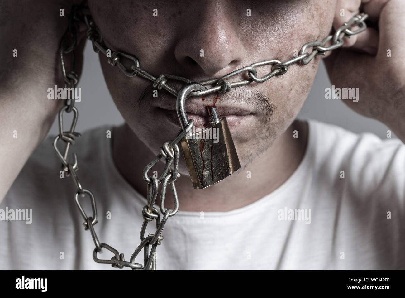 Prigioniero bocca coperta da rusty catena e lucchetto a lui proibita la  libera speeching. Isolato su sfondo grigio Foto stock - Alamy