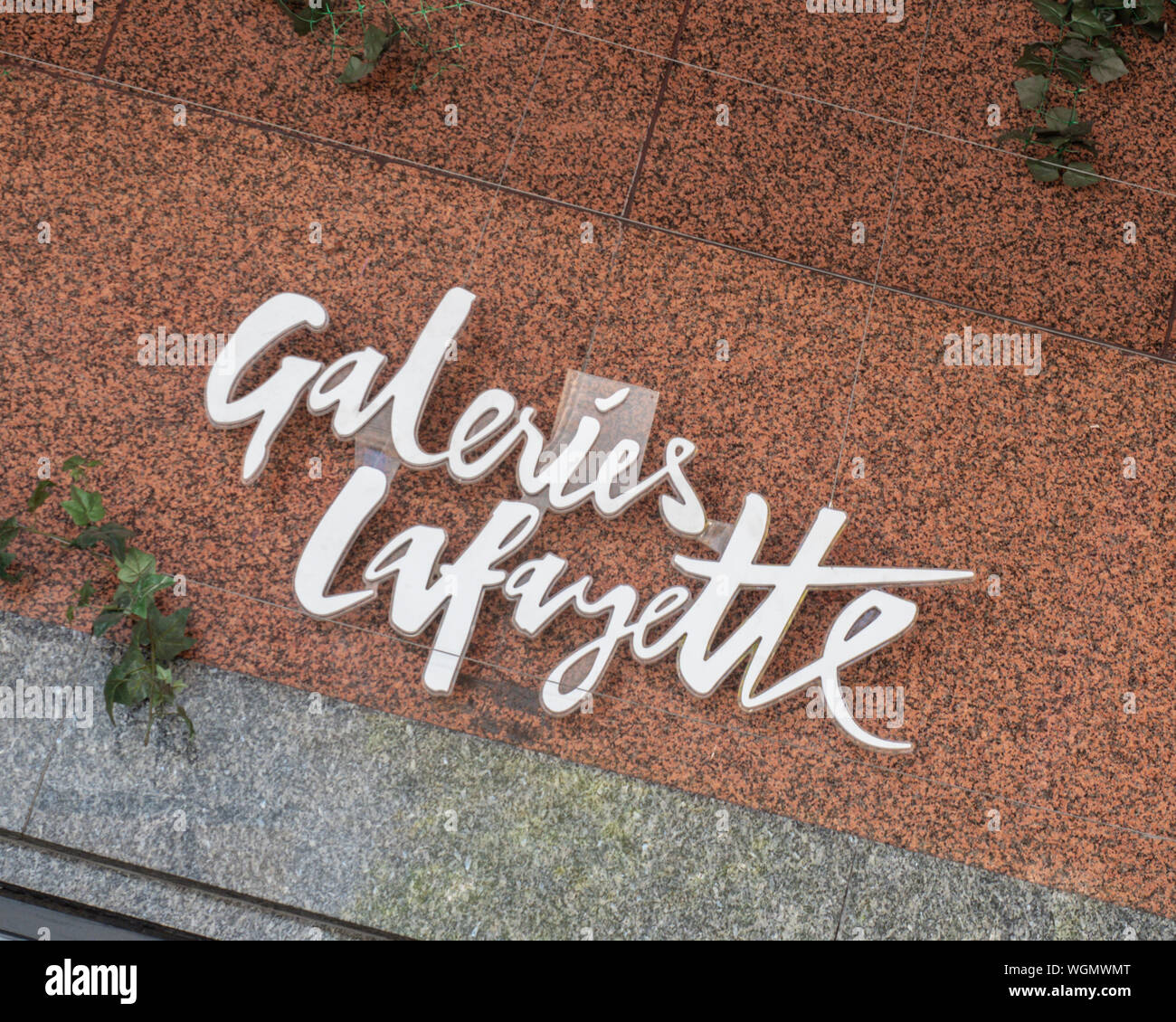 PARIGI, FRANCIA - 04 AGOSTO 2018: Cartello per i grandi magazzini Galeries Lafayette Foto Stock