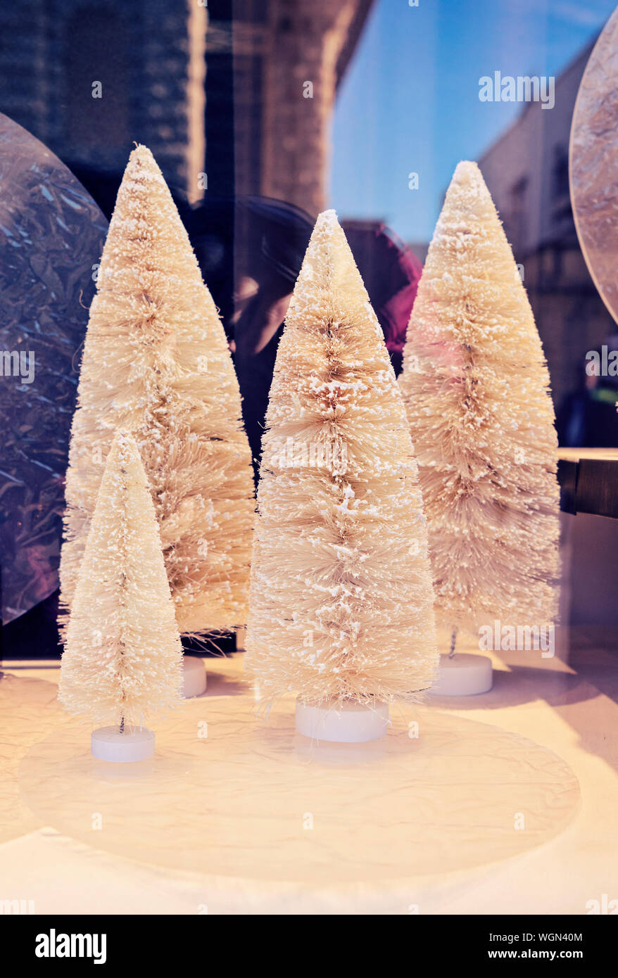 Close-up di piccoli alberi di Natale per la vendita al mercato in stallo Foto Stock