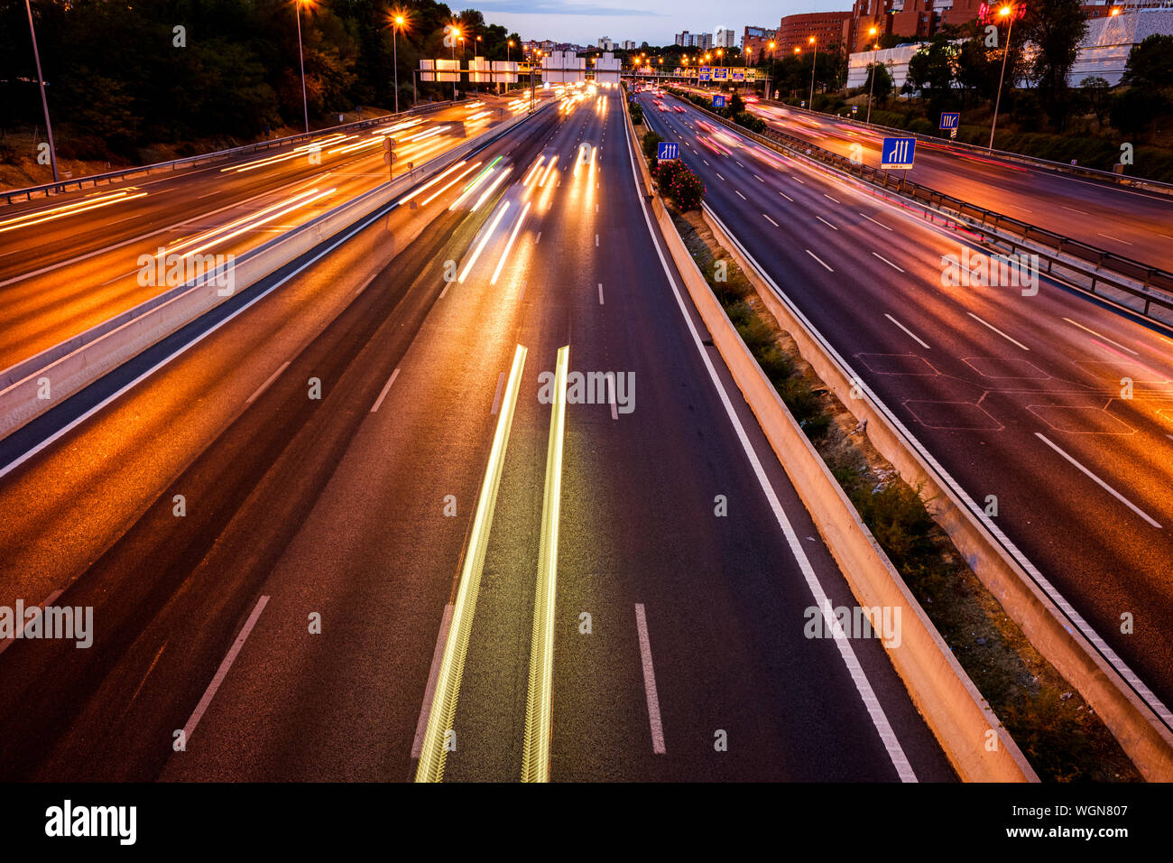 Sentieri di luci auto su una grande strada di notte. Foto Stock