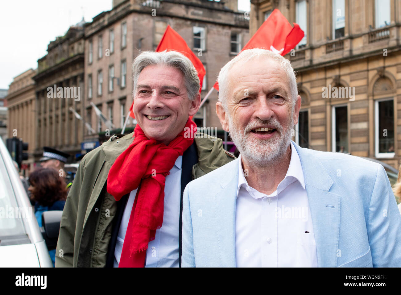 Jeremy Corbyn e Richard Leonard arrivando a fermare il colpo di stato di difendere la democrazia protestare a Glasgow in Scozia il 31 agosto 2019 Foto Stock