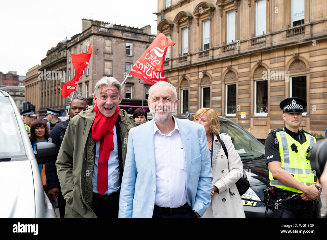 Jeremy Corbyn e Richard Leonard arrivando a fermare il colpo di stato di difendere la democrazia protestare a Glasgow in Scozia il 31 agosto 2019 Foto Stock
