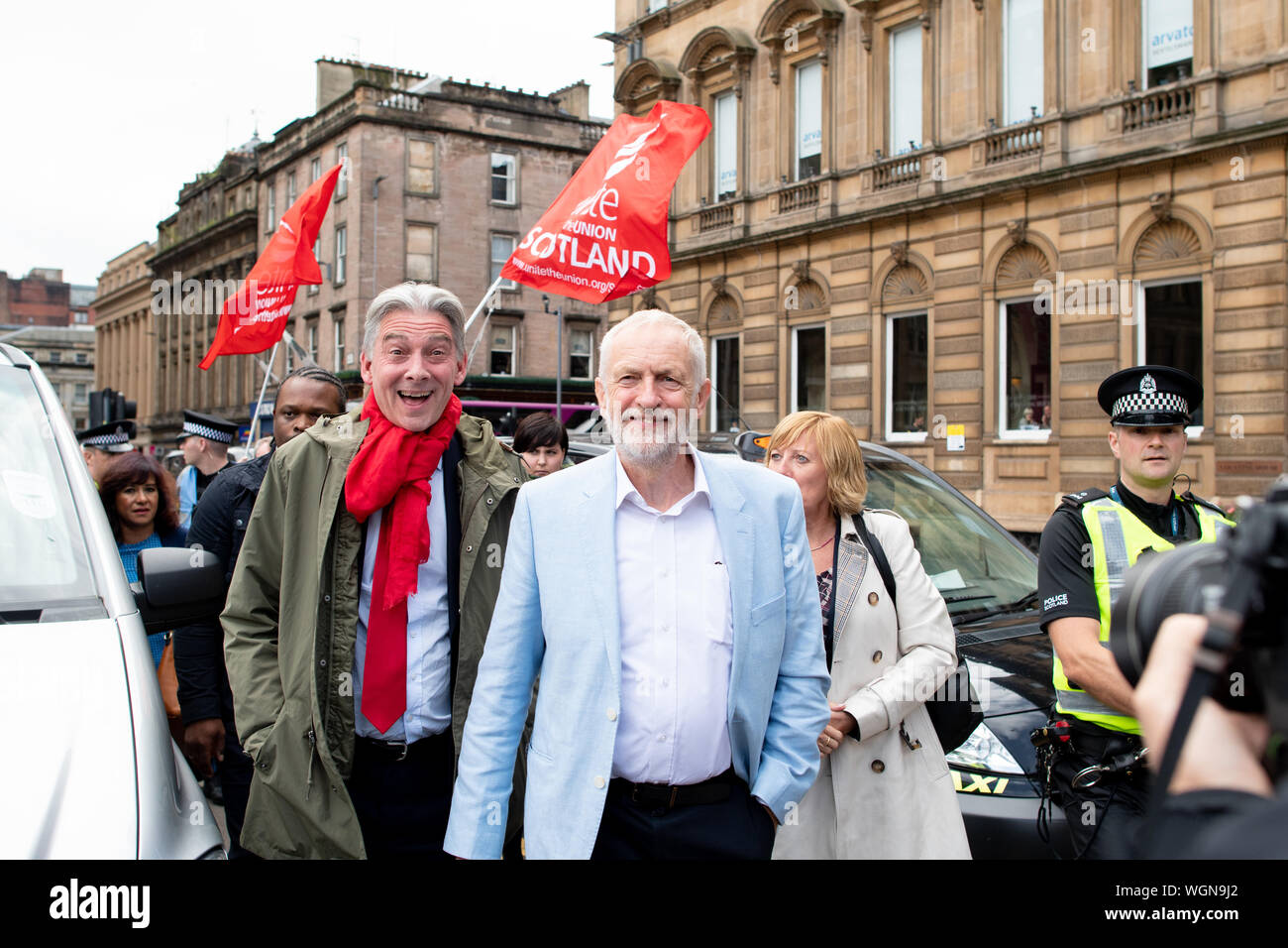 Jeremy Corbyn e Richard Leonard arrivando a fermare il colpo di stato di difendere la democrazia protestare a Glasgow in Scozia il 31 agosto 2019 Foto Stock