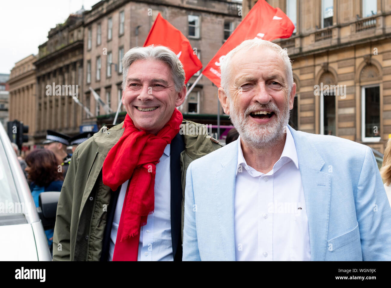 Jeremy Corbyn e Richard Leonard arrivando a fermare il colpo di stato di difendere la democrazia protestare a Glasgow in Scozia il 31 agosto 2019 Foto Stock