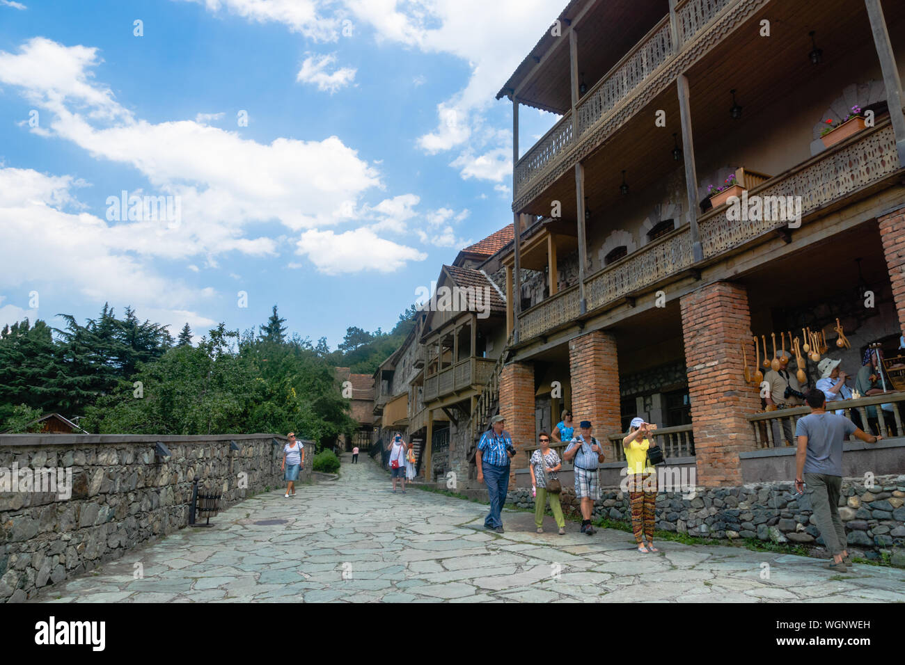 Dilijan, Armenia - Luglio 2019: Old Dilijan street view e turisti. Dilijan è una popolare cittadina turistica per escursioni e trekking. Foto Stock