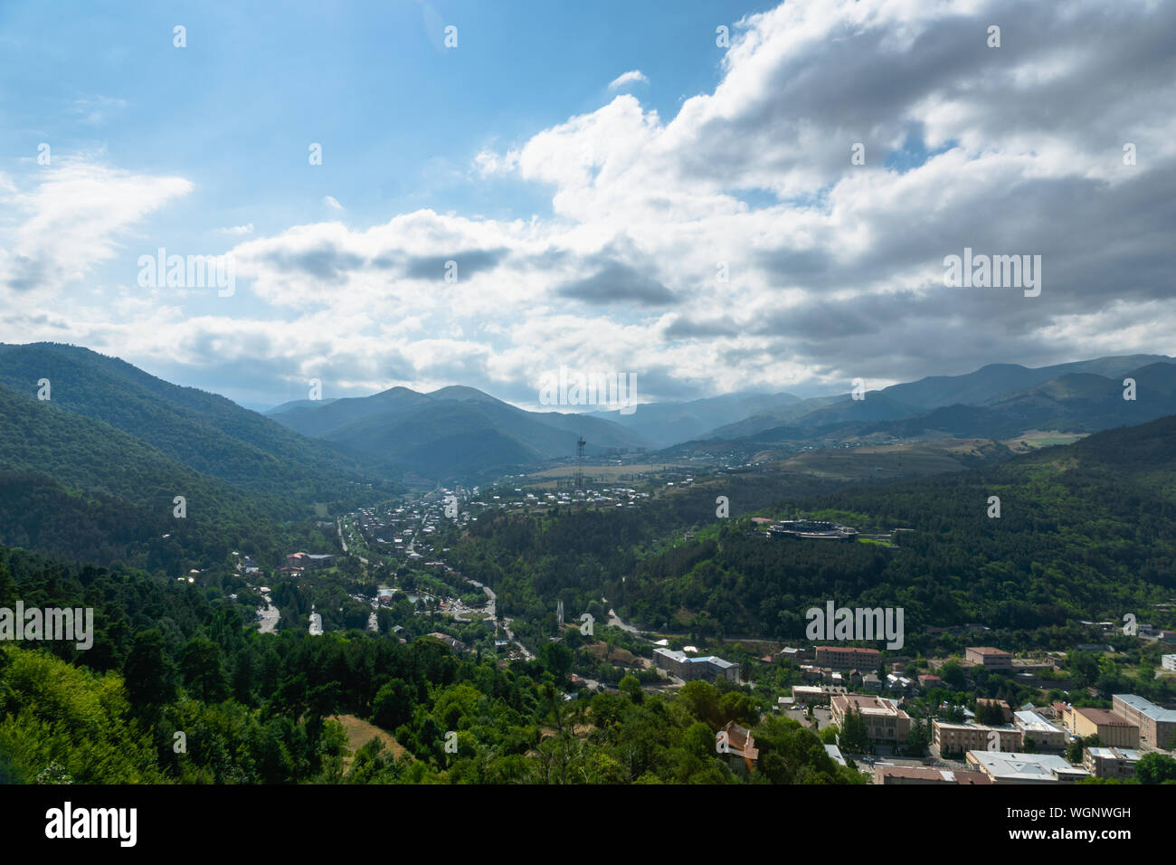 Dilijan, Armenia - Luglio 2019: Dilijan città vista aerea e turisti. Dilijan è una popolare cittadina turistica per escursioni e trekking. Foto Stock