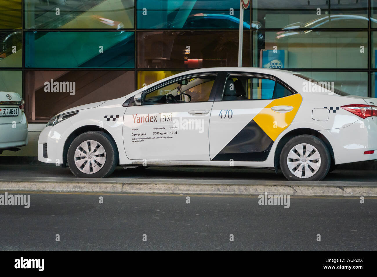 Yerevan, Armenia - Luglio 2019: Yandex taxi veicolo a Yerevan Zvartnots International Airport. Yandex Taxi è un'azienda opera ride-salutando tech Foto Stock