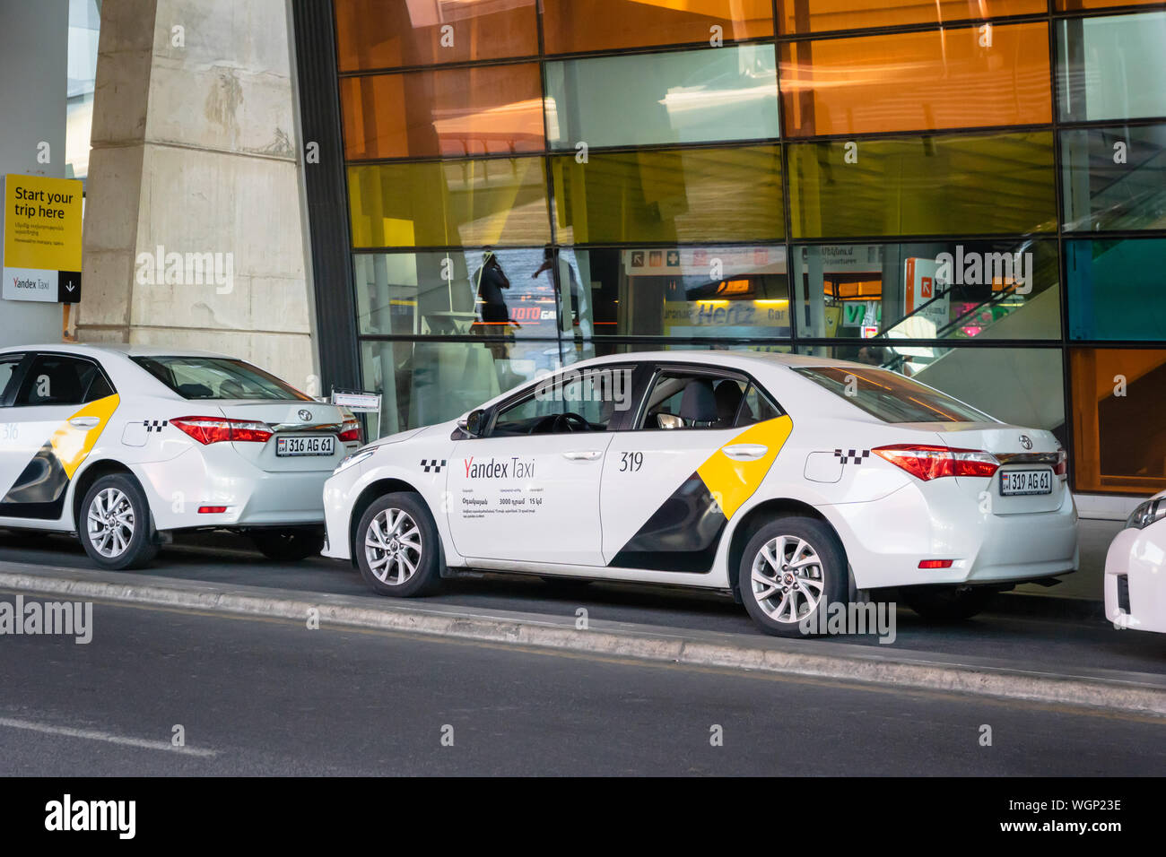 Yerevan, Armenia - Luglio 2019: Yandex taxi veicolo a Yerevan Zvartnots International Airport. Yandex Taxi è un'azienda opera ride-salutando tech Foto Stock