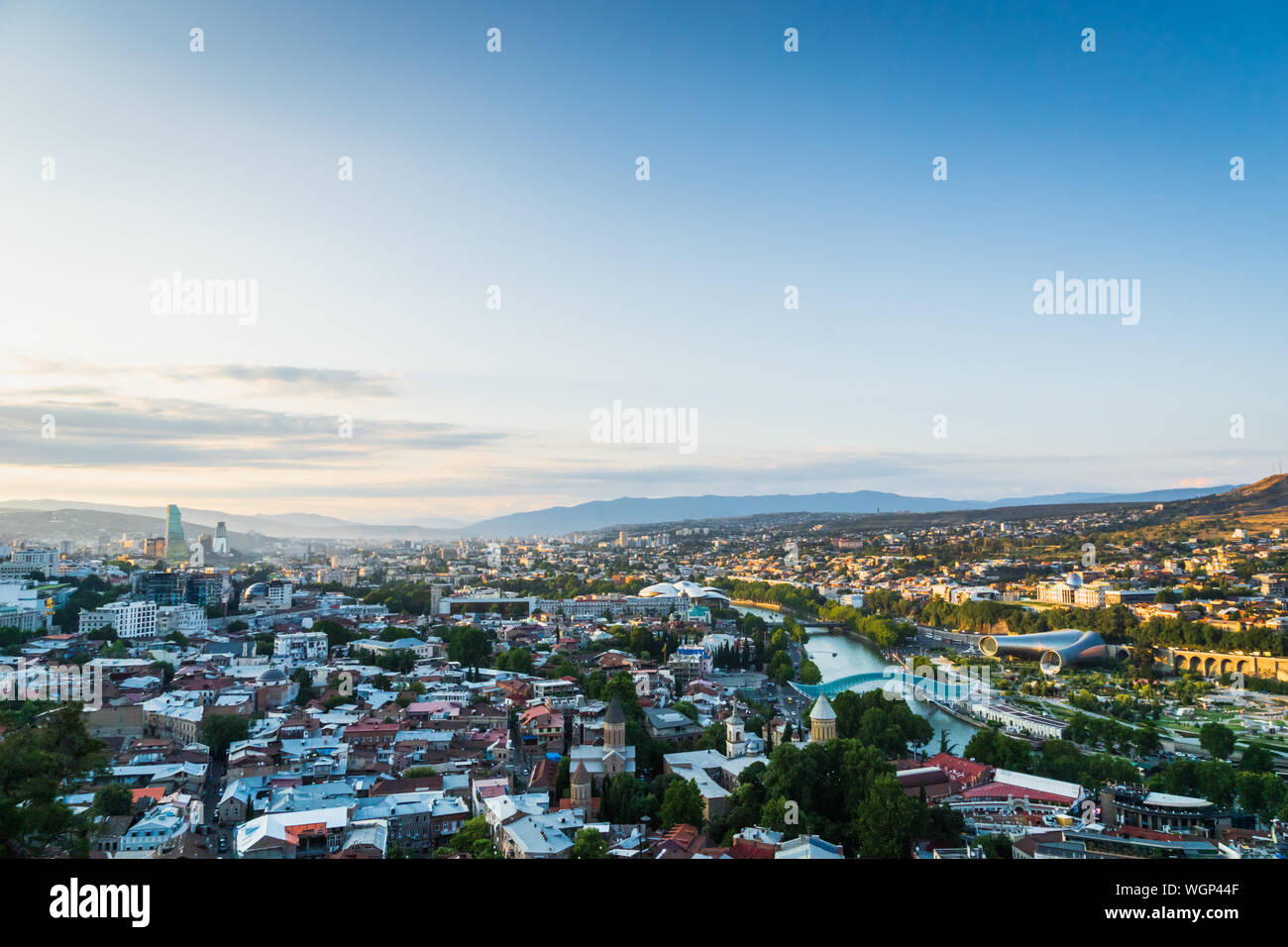 Tbilisi, Georgia - Agosto 2019. Tbilisi il centro e la città vecchia antenna dalla funicolare di Tbilisi nella capitale della Georgia al tramonto. Foto Stock