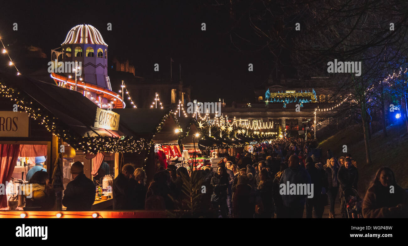 EDIMBURGO, SCOZIA 13 DICEMBRE 2018: Vista panoramica della fiera di Natale illuminata con un sacco di merchandising decorazione brillante Foto Stock