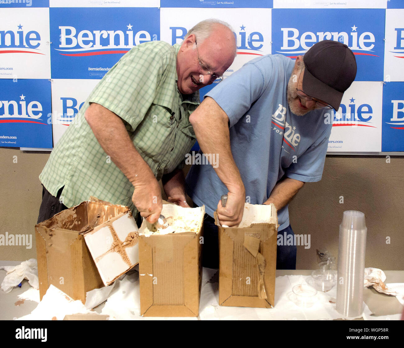 Raymond, New Hampshire, Stati Uniti d'America. 01 Sep, 2019. BEN COHEN, sinistra e Jerry Greenfield, di Ben & Jerry's, scoop gelato per i partecipanti di Bernie Sanders town hall e ice cream social presso Raymond High School. Credito: Brian Cahn/ZUMA filo/Alamy Live News Foto Stock