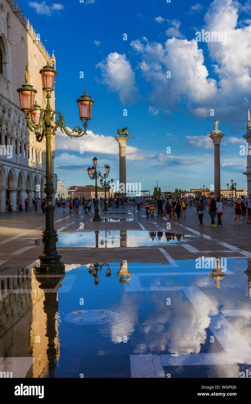 I turisti di visitare Piazza San Marco a Venezia appena dopo l alta marea allagamento Foto Stock