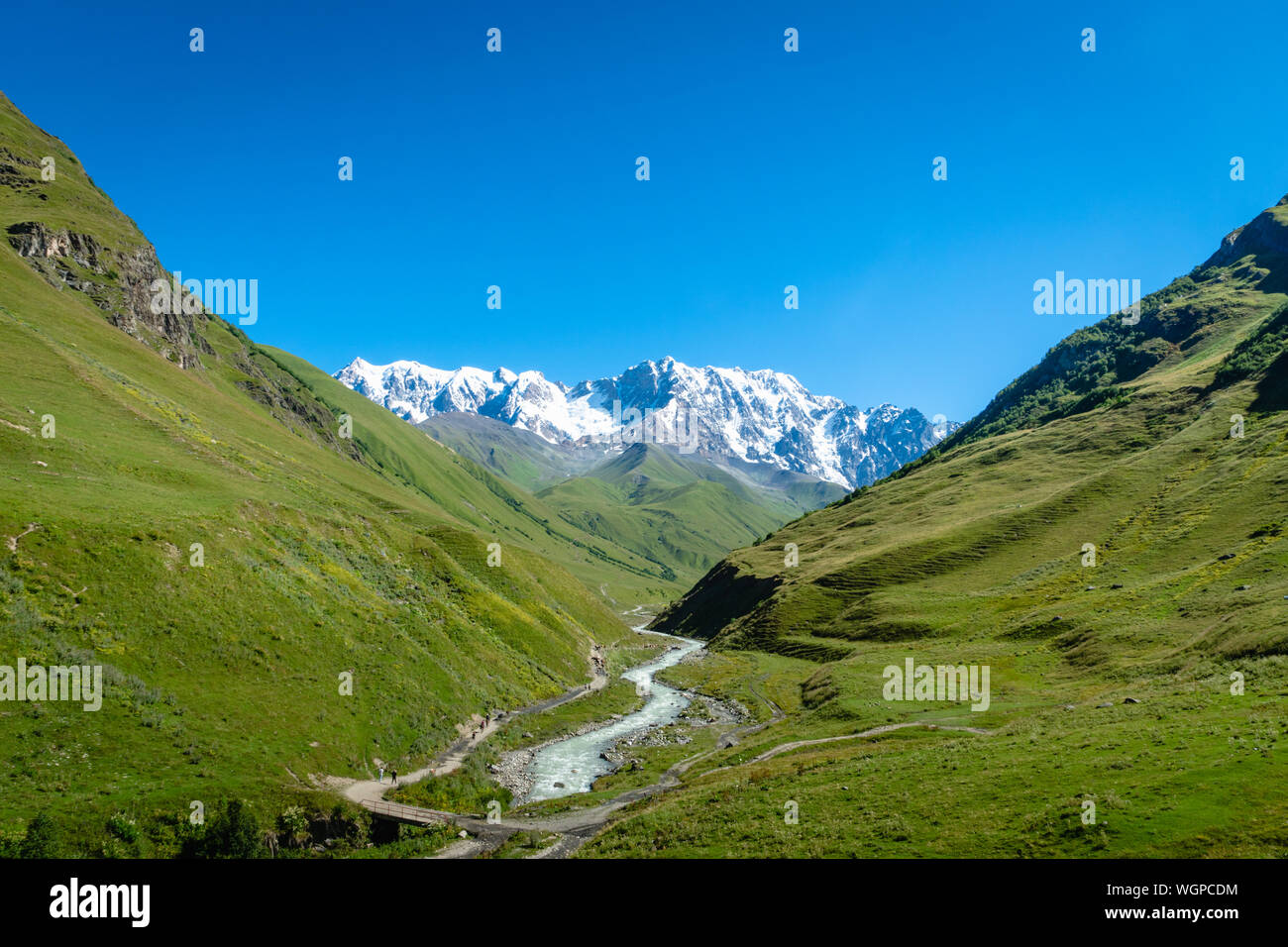 Ushguli paesaggio con il Monte Shkhara nel retro nella regione di Svaneti, Georgia. Foto Stock