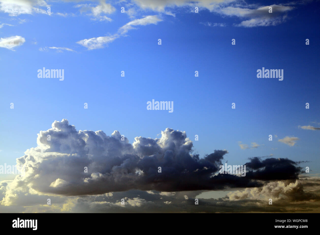 Grigio scuro, cloud, nuvole, cielo blu, meteo, cieli Foto Stock
