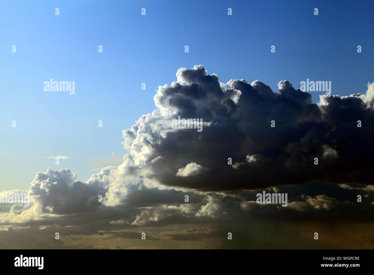 Grigio, bianco, scuro, cloud, nuvole, cielo blu, minaccioso, meteo, Norfolk, Regno Unito Foto Stock