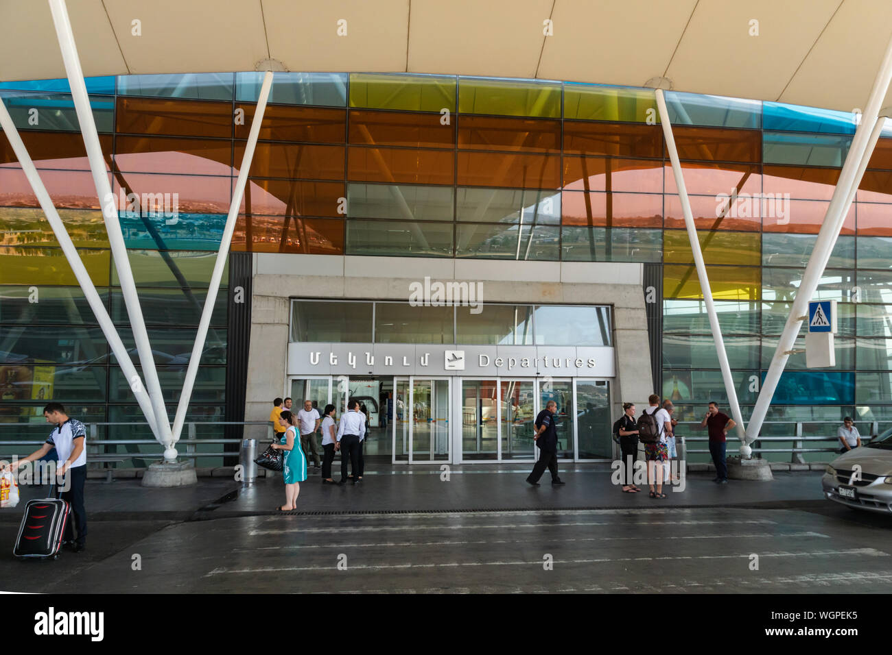 Yerevan, Armenia - Luglio 2019: Yerevan Zvartnots Aeroporto internazionale di architettura e dei passeggeri in partenza area. Foto Stock