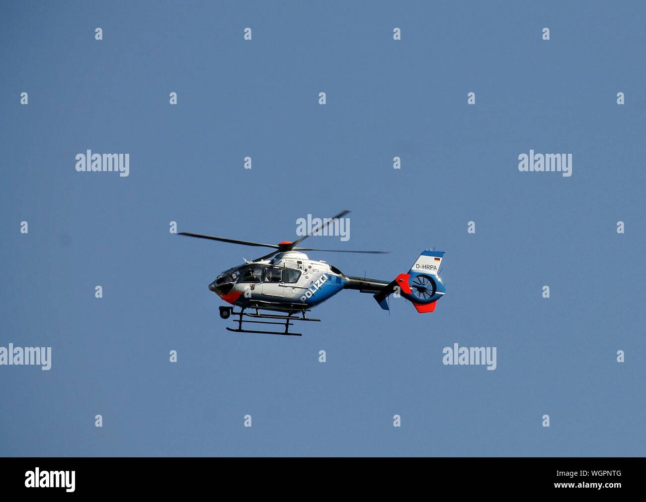 Basso angolo di vista elicottero contro il cielo chiaro Foto Stock