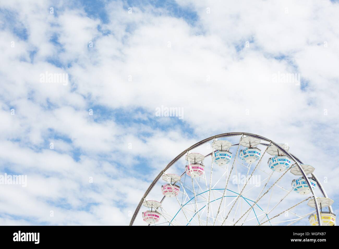 La parte superiore di una ruota panoramica Ferris, alla Oregon State Fair di Salem, Oregon, Stati Uniti d'America. Foto Stock