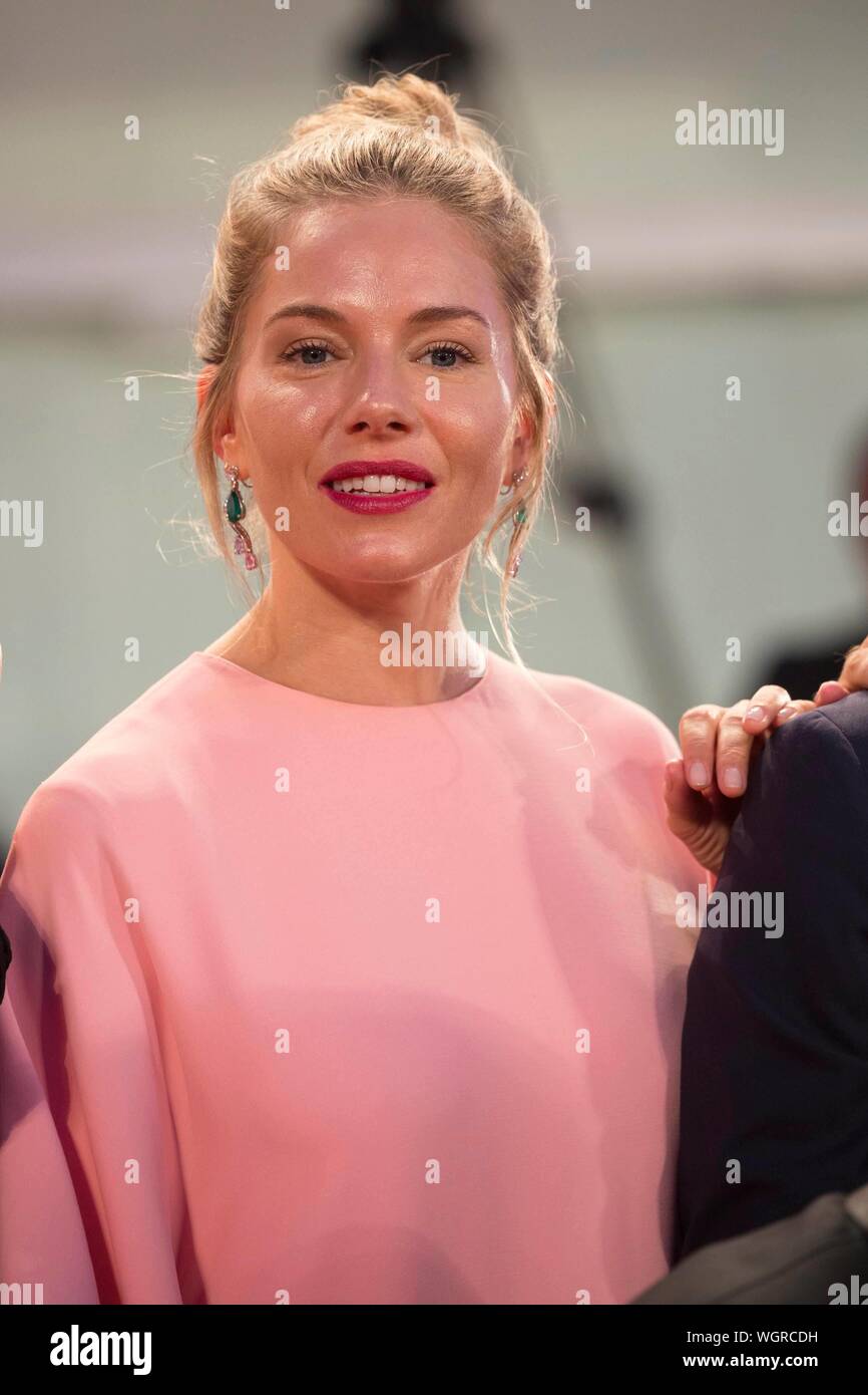 Venezia, Italia. Il 1° settembre 2019. Sienna Miller assiste la premiere di 'La lavanderia a gettoni' durante il 76° Festival del Cinema di Venezia al Palazzo del Cinema al Lido di Venezia, Italia, il 01 settembre 2019. | Utilizzo di credito in tutto il mondo: dpa picture alliance/Alamy Live News Foto Stock