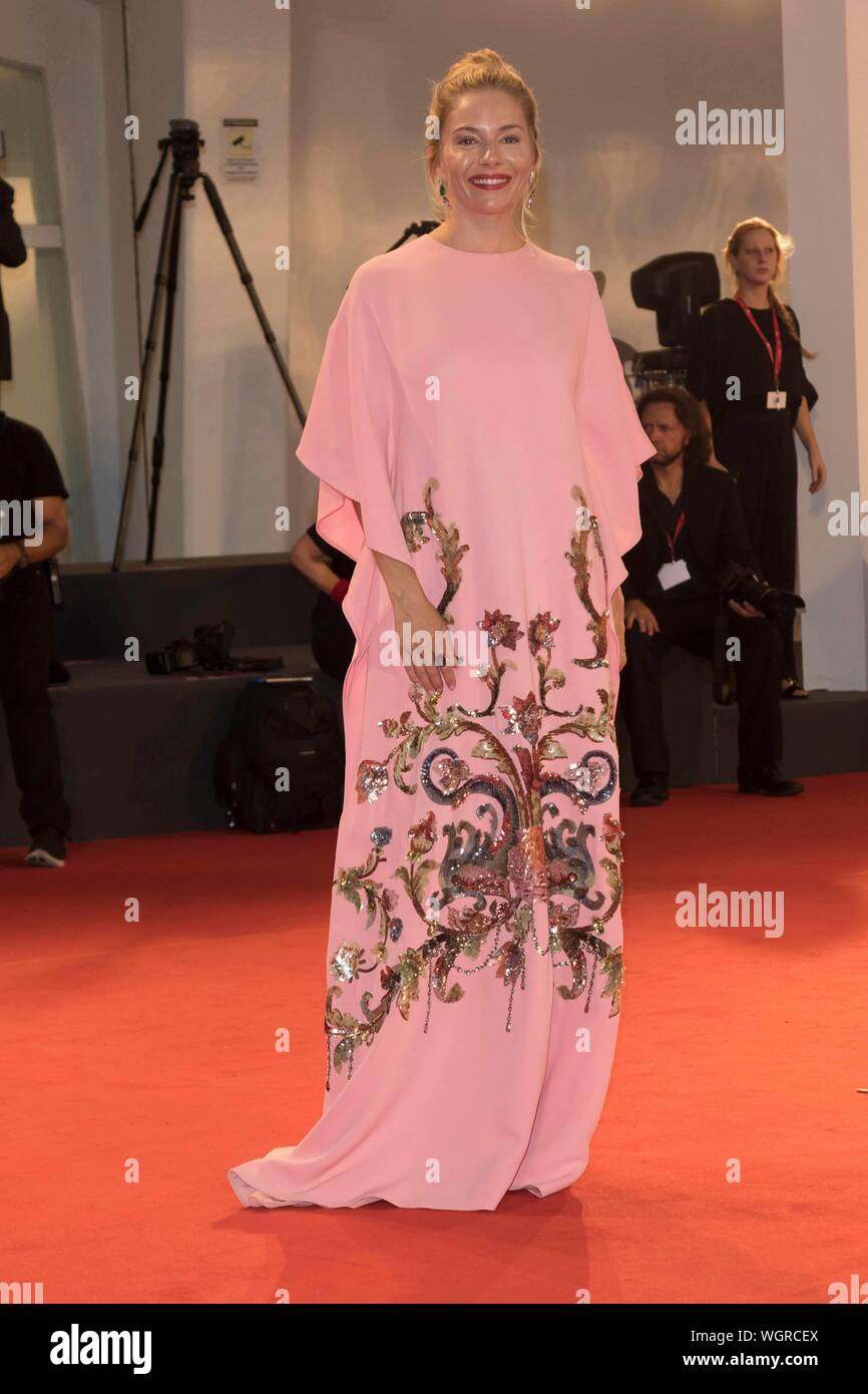 Venezia, Italia. Il 1° settembre 2019. Sienna Miller assiste la premiere di 'La lavanderia a gettoni' durante il 76° Festival del Cinema di Venezia al Palazzo del Cinema al Lido di Venezia, Italia, il 01 settembre 2019. | Utilizzo di credito in tutto il mondo: dpa picture alliance/Alamy Live News Foto Stock