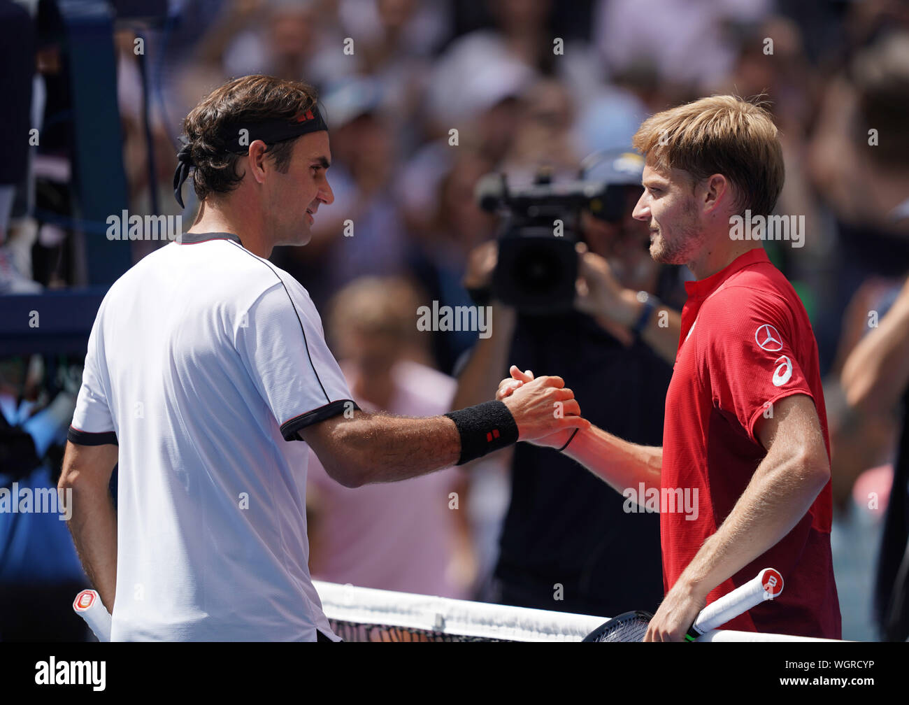 New York, Stati Uniti d'America. 1 Sep, 2019. Roger Federer (L) della Svizzera stringe la mano con David Goffin del Belgio dopo i loro uomini singoli quarto round in abbinamento al 2019 US Open in New York, Stati Uniti, Sett. 1, 2019. Credito: Liu Jie/Xinhua/Alamy Live News Foto Stock