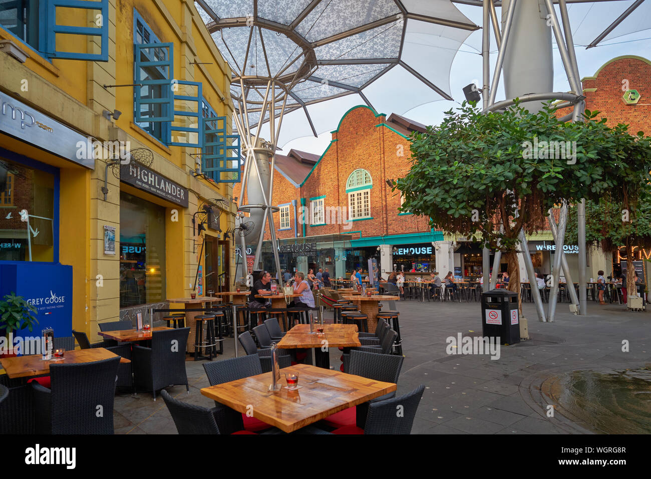 Rinnovato di vecchi magazzini a Clarke Quay, Singapore, sotto un avveniristico tipo di tetto, ora ospita ristoranti, bar e luoghi di intrattenimento Foto Stock