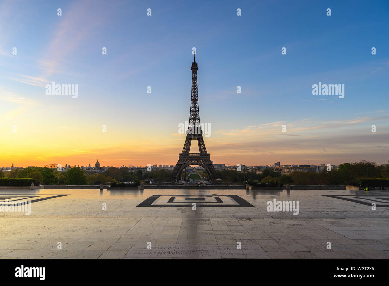 Parigi Francia dello skyline della città di Alba alla Torre Eiffel ed al Trocadero Gardens Foto Stock