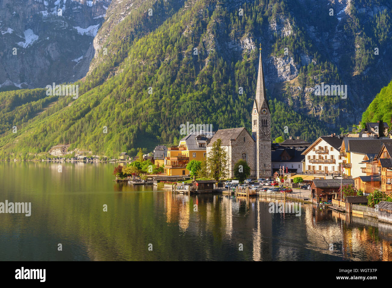 Hallstatt Austria, natura paesaggio di Hallstatt village con il lago e montagna Foto Stock