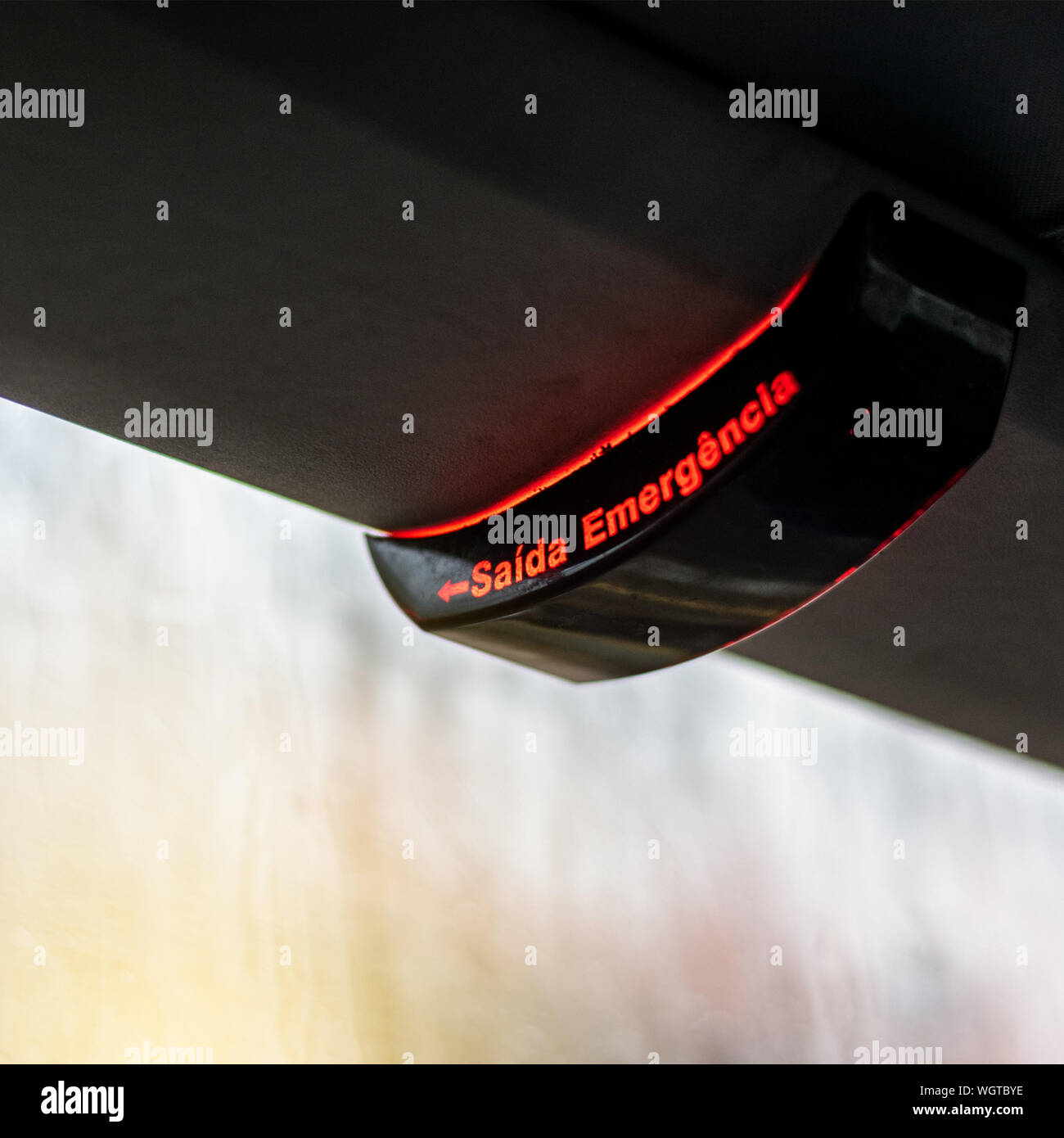 Uscita di emergenza (Saída de emergência) scritta in lingua portoghese all'interno di un bus di viaggio Foto Stock