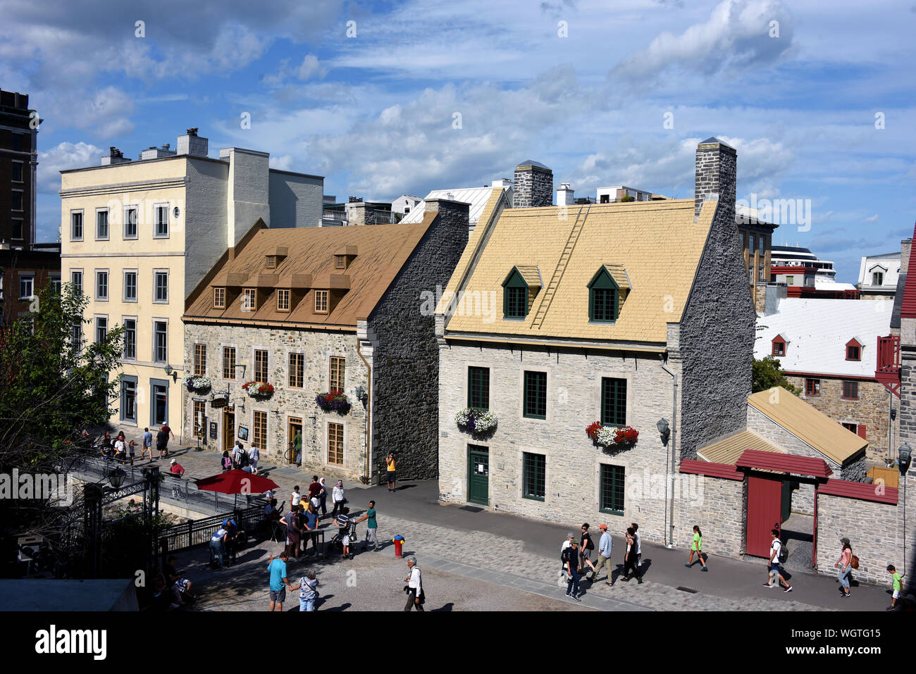 La città di Quebec, Canada - 11 agosto 2019: gli edifici storici di Place Royale nel Quartier du Petit Champlain nella Vecchia Quebec City, un Patrimonio UNESCO Foto Stock