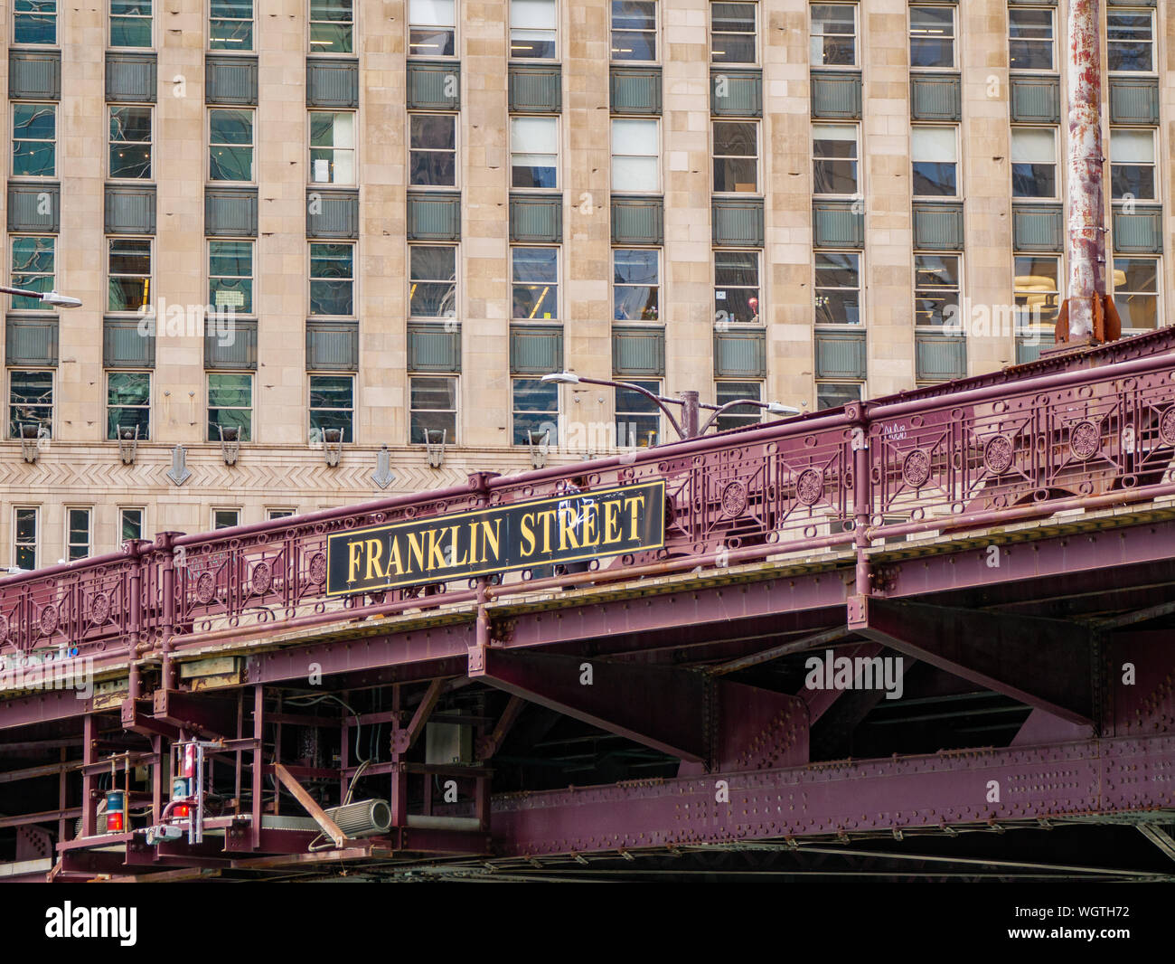 Franklin Street Bridge di Chicago. Merchandise Mart in background. Foto Stock