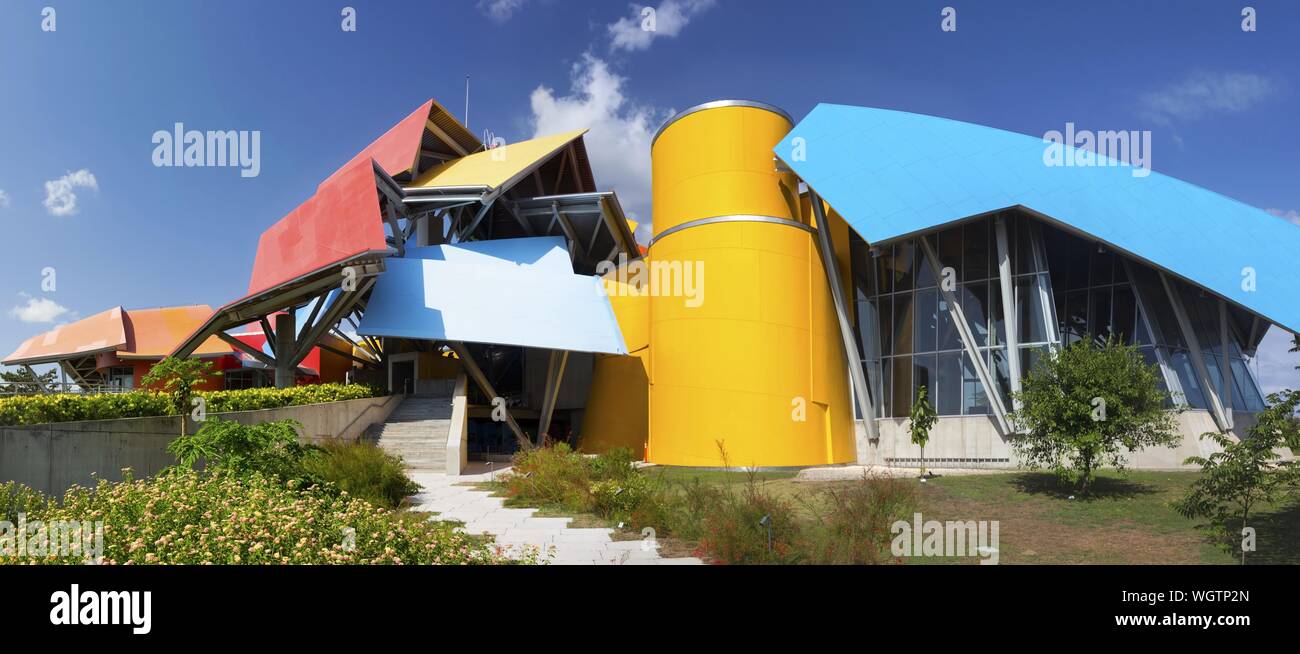 Biomuseo esterno dell'edificio di architettura moderna, un museo di storia naturale dell'America centrale, situato su Amador Causeway in Panama City Foto Stock