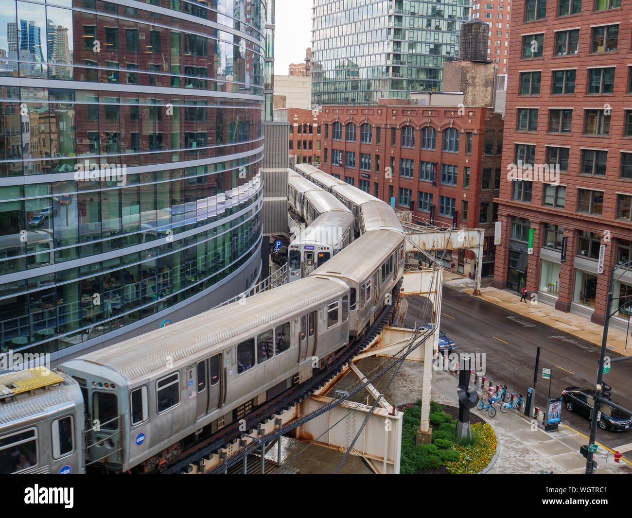 CTA treni elevata a 'S' curva di Chicago, Illinois. Foto Stock
