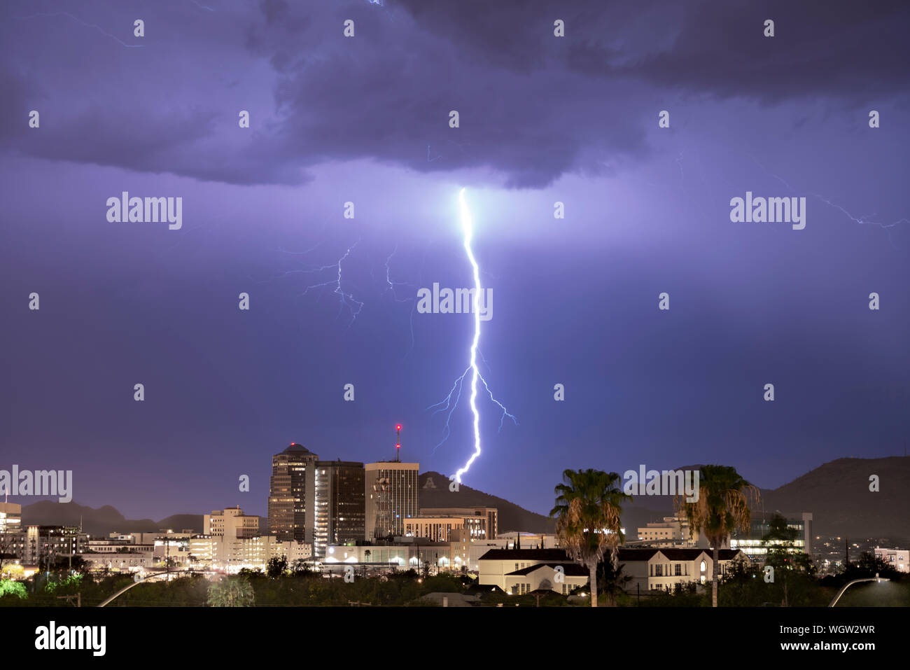 Viola la spia blu si illumina il cielo sopra gli edifici case e colline intorno a Tucson in Arizona Foto Stock