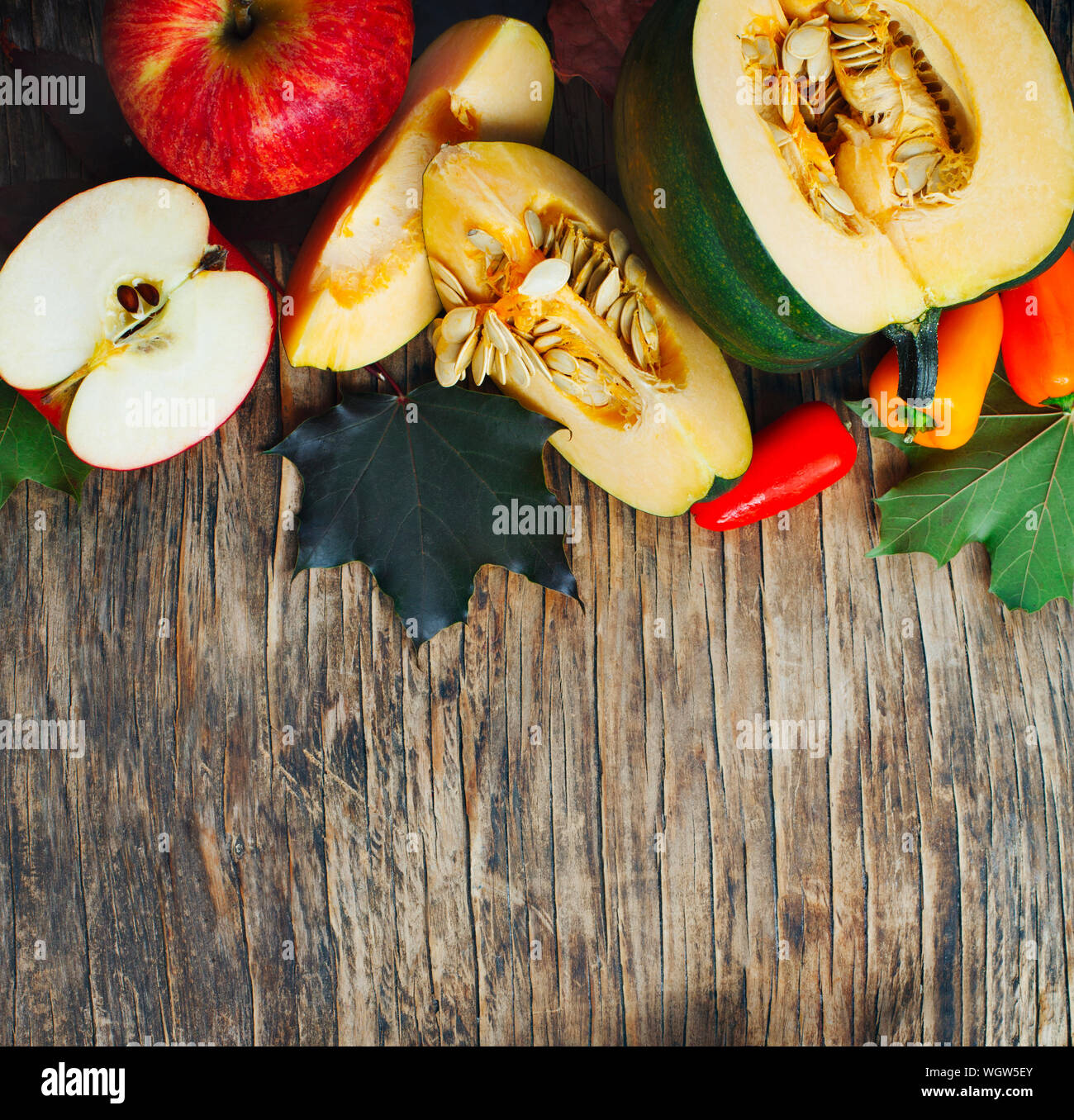 In autunno la verdura e la frutta su sfondo di legno. Autumn harvest Foto Stock