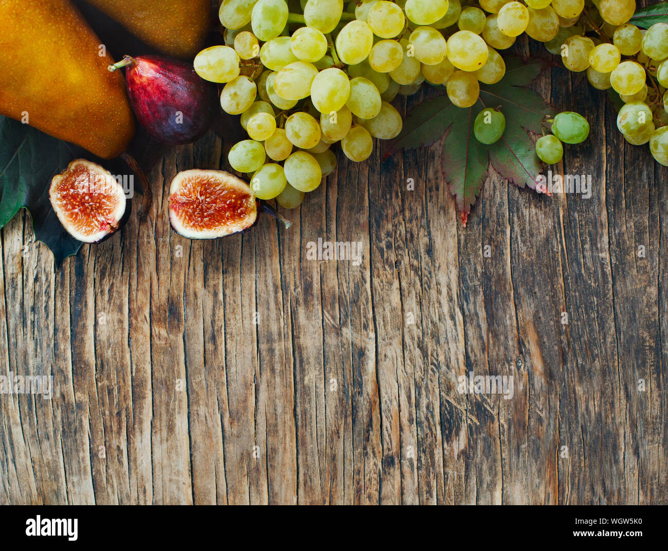 In autunno la verdura e la frutta su sfondo di legno. Autumn harvest Foto Stock