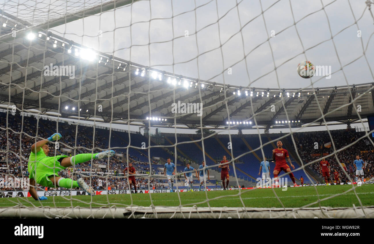 Roma, Italia. 1 Sep, 2019. Come Roma's Aleksandar Kolarov punteggi il suo obiettivo nel corso di una serie di una partita di calcio tra la Roma e il Lazio a Roma, Italia, Sett. 1, 2019. Credito: Alberto Lingria/Xinhua Foto Stock