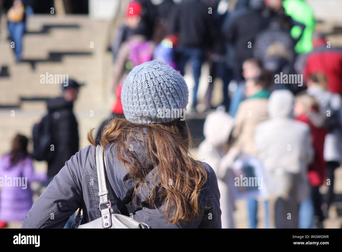Persone che camminano sulla via della città durante la giornata di sole Foto Stock