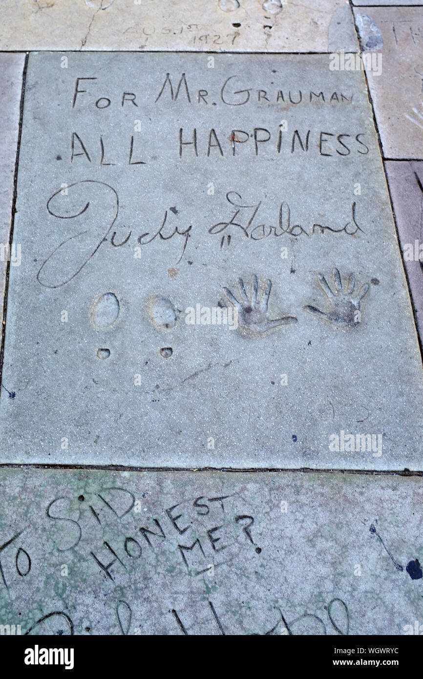 Judy Garland's handprints e impronte nel cemento a TCL Grauman's Chinese Theatre di Hollywood, in California Foto Stock