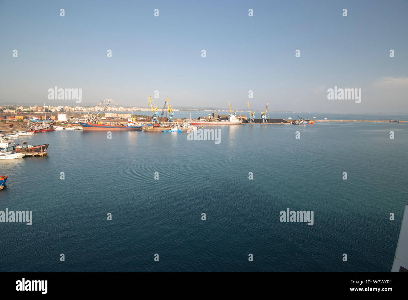Durazzo, Albania - Giugno 2019: piccole barche ormeggiate al porto di Durazzo. Foto Stock