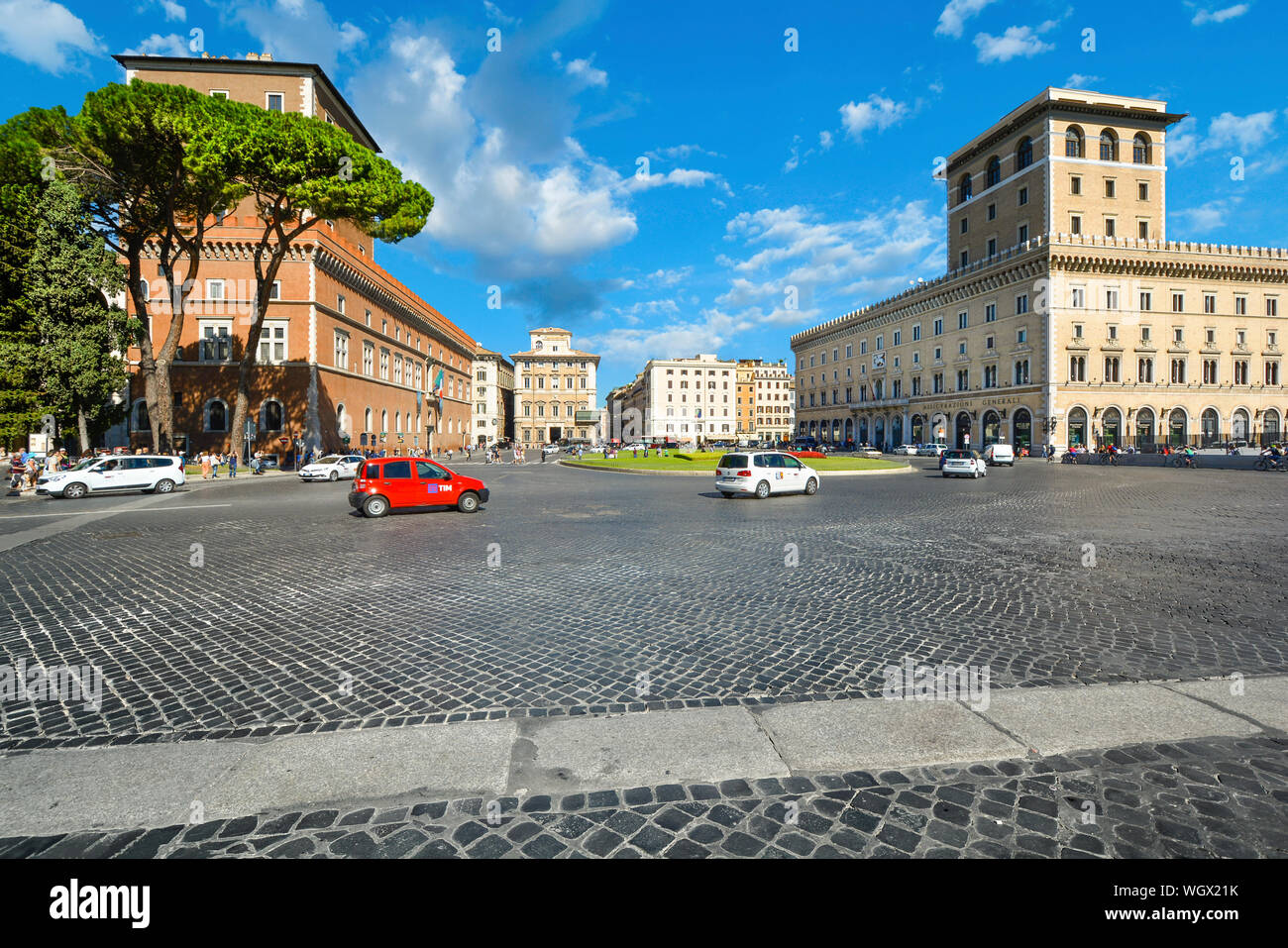Lo storico Palazzo Venezia dietro un lapideo Italiano pino di piazza Venezia in una giornata di sole a Roma Italia Foto Stock